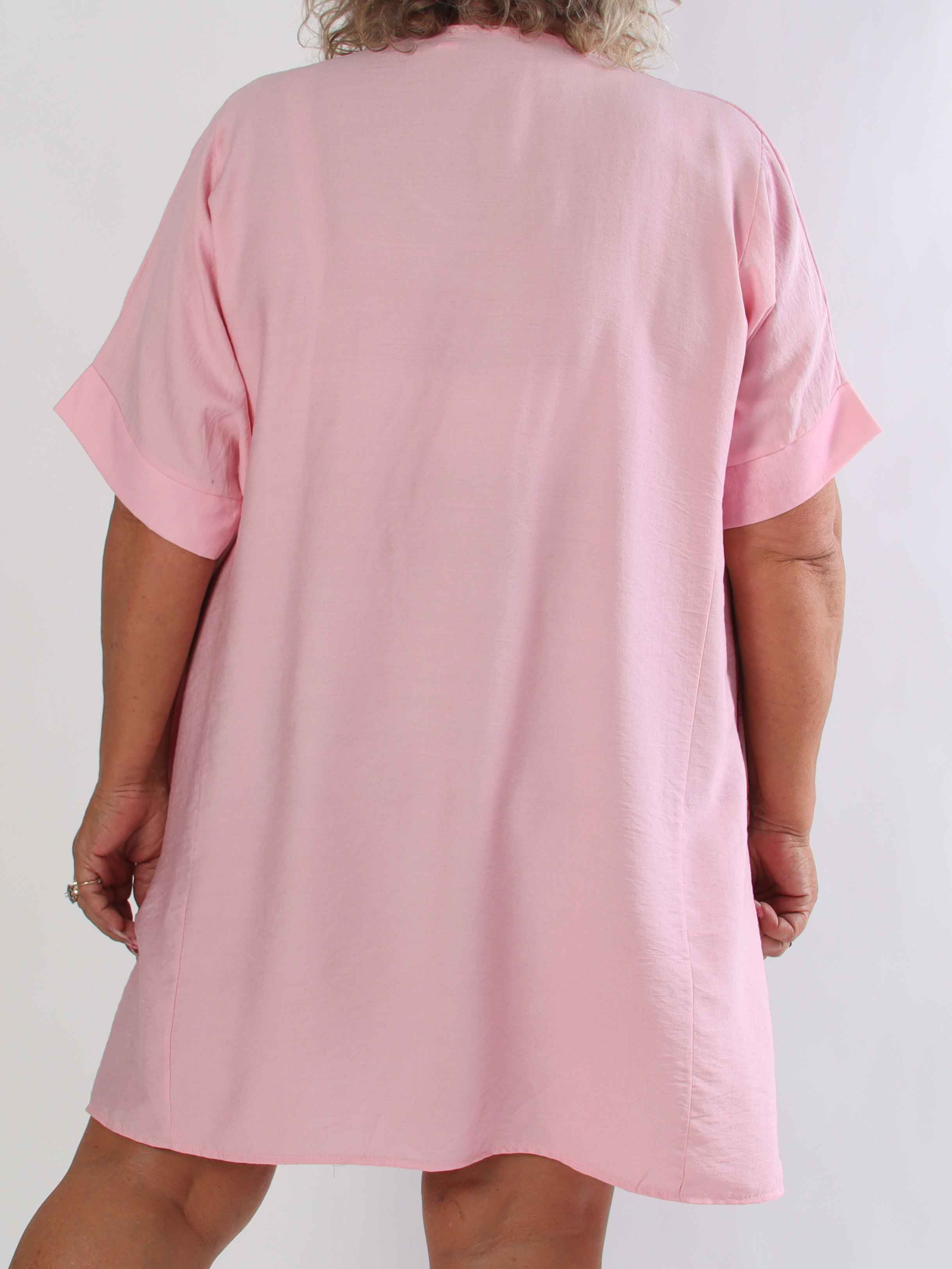 Emaan - Plus size tunikakjole i blød viskose med et smukt bylandskabsmotiv
